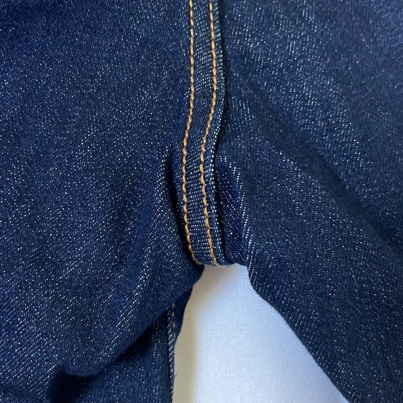 Old Navy | Size 4 Dark Wash High Rise Jean Shorts for Women with 7-inch Inseam - Picture 9 of 16